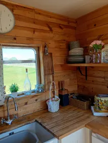 Lodge with garden & barbeque | Lake view - Image 2