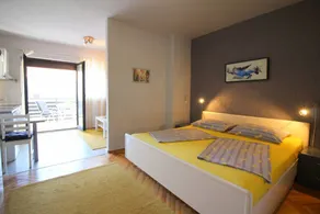 Holiday apartment with garden, barbecue & private pool | Garden view - Image 5