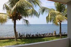 DeLuxe Double Room with sea-view veranda in 11-bedroom beachfront compound - Image 5