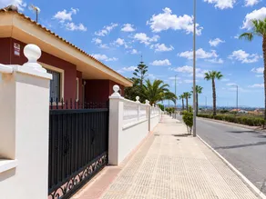 Holiday home with garden | City view - Image 2