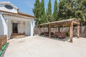 Ample holiday home with private pool & barbeque | Mountain view - Image 2