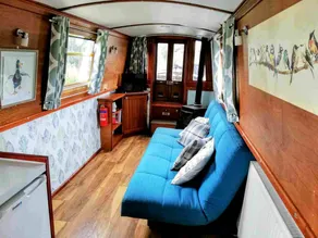 Spacious Narrow Boat Cruiser with Wood Burning Stove and TV, Perfect for a Weekend Floating on the Canals of Tring, England - Image 3