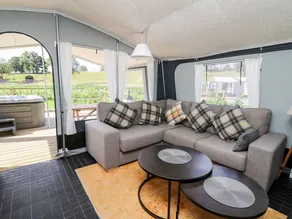 Cottage with garden & hot tub - Image 5