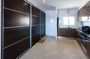 Apartment with terrace - Image 5
