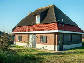 Children-friendly big bungalow with heated pool, sauna & terrace - Image 4
