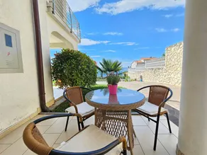 Apartamento vacacional con terraza - Image 2