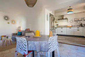 Air-Conditioned Leoannatim Cottage – Character Home with Enclosed Terrace - Image 4