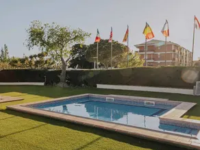 Bungalow with terrace & pool - Image 3