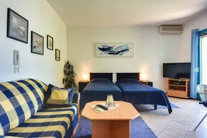 Flat with garden & terrace | Sea view - Image 5