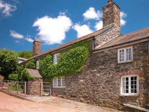 Cottage with pool, BBQ & garden - Image 2