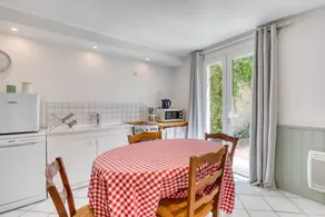 Charming independent village cottage with garden - Image 4