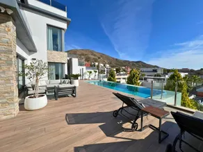 Voll ausgestattete Villa mit Terrasse, privatem Pool und Grill | Gartenblick - Image 2