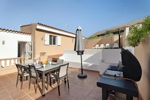Holiday home with terrace, garden & BBQ | City view - Image 4