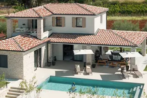 Luxury and Elegant Designer Villa with Heated Pool - Image 4