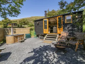 Cottage with garden & hot tub - Image 4