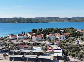 Camping-Unterkunft mit Grill, Pool und Terrasse | Meerblick | Hunde erlaubt - Image 2