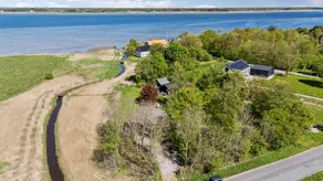 Holiday home with barbeque & garden | Water view - Image 2