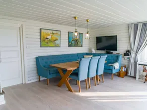 Cozy seaside cabin with beachfront in Fulgevik - Image 5