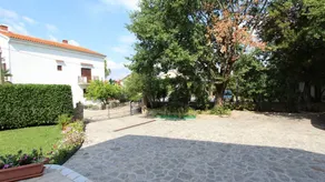 Flat with garden & terrace - Image 3