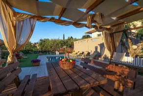 Villa apta para niños con piscina privada y jardín | Vistas al mar - Image 2