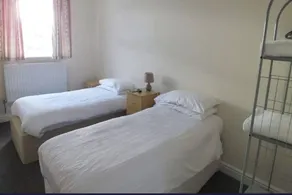 Standard Twin Room - Image 5
