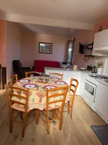 Holiday home with barbecue & terrace - Image 4