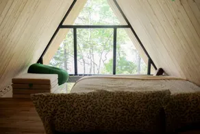Peaceful Off-Grid Chalet with Scenic Lake Views - Image 4