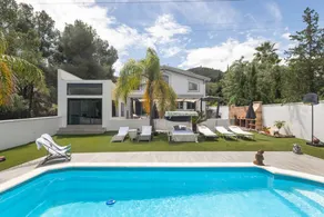 Holiday home with garden, fast internet & private pool | Mountain view - Image 2
