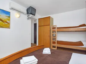 Holiday apartment with garden & BBQ - Image 5