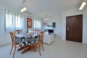 Apartamento vacacional con terraza, jardín y barbacoa - Image 4