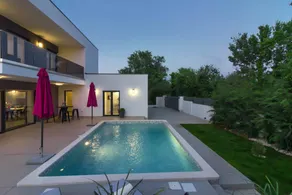 Ample villa with pool, terrace & BBQ - Image 2