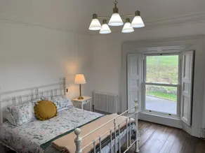Habitación en casa de familia con jardín - Image 2