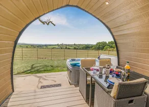 Chalet with hot tub & garden - Image 2