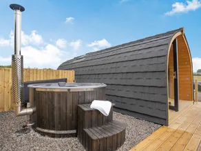 Family-friendly nice cottage with garden, barbeque & jacuzzi | River view - Image 2