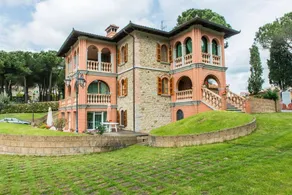 Villa avec terrasse, jardin et piscine privée | Vue piscine - Image 2
