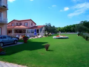 Apartment with garden, pool & terrace - Image 5