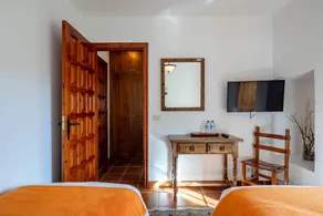 Familienorientiertes charmantes B&B mit schnellem Internet, Pool und Garten | Stadtblick | Haustiere sind willkommen - Image 2