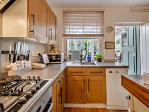 Cottage with garden - Image 4