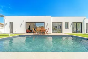 Großzügige Villa mit Terrasse, Grill und privatem Pool - Image 2