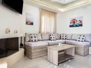 Holiday home with private pool, garden & BBQ | Sea view - Image 4