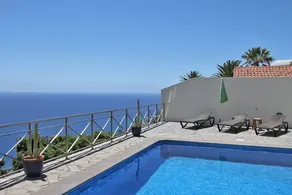 Ferienhaus mit Pool, Terrasse und Garten | Bergblick - Image 2