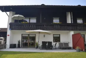 Holiday home with garden & terrace - Image 3