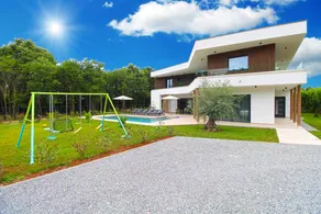 Children-friendly house with terrace, pool & barbecue - Image 5