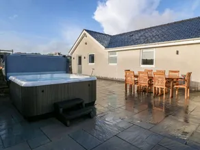 Cottage adapté aux familles avec jardin et jacuzzi - Image 2