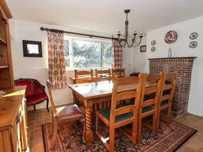 Family-oriented cottage with garden - Image 5