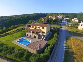 Villa with garden, terrace & pool - Image 2