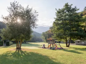 Familienorientiertes weiträumiges Schloss mit Pool, Garten und Grill | Naturblick - Image 2