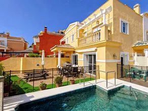 Charmant chalet adapté aux familles avec piscine privée, barbecue et jacuzzi | Vue golf | Idéal pour le télétravail - Image 5