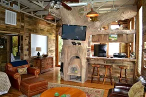 Impressive Tree House near the Guadalupe River in New Braunfels, Texas - Image 3