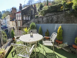 Cottage with hot tub & garden - Image 3